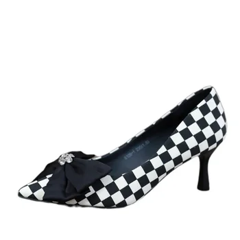 Дамска мода, красиви леки черно-бели обувки в клетката, елегантни обувки-лодки, красиви дамски обувки на черна токчета, женските нокти Hauts G305