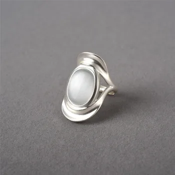 пръстен с матирано опалом, дамско луксозно пръстен с уникален дизайн, луксозно бяло леко отворен пръстен