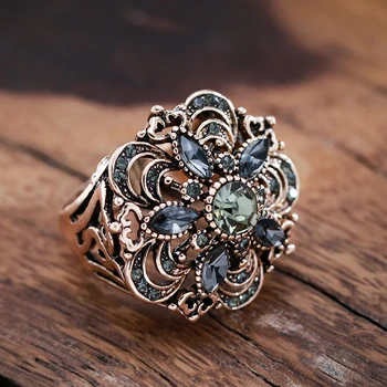 Wbmqda Горещи Реколта пръстени за жени от сив кристал с кухи резным цвете Цвета на античното злато на Изискани сватбени декорации Ежедневни Аксесоари
